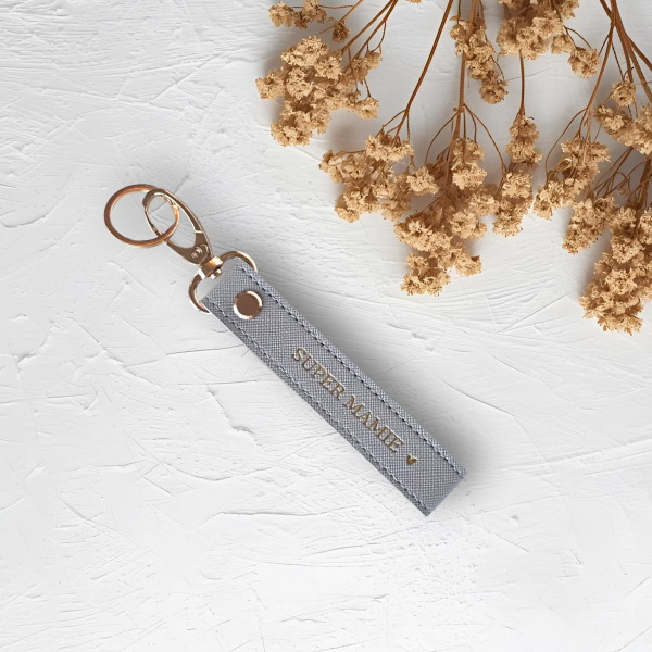 Porte-clés Lanière en simili cuir gris perle – Super Mamie
