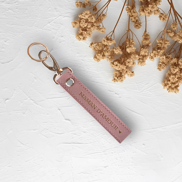 Porte-clés Lanière en simili cuir rose poudré – Maman d’amour
