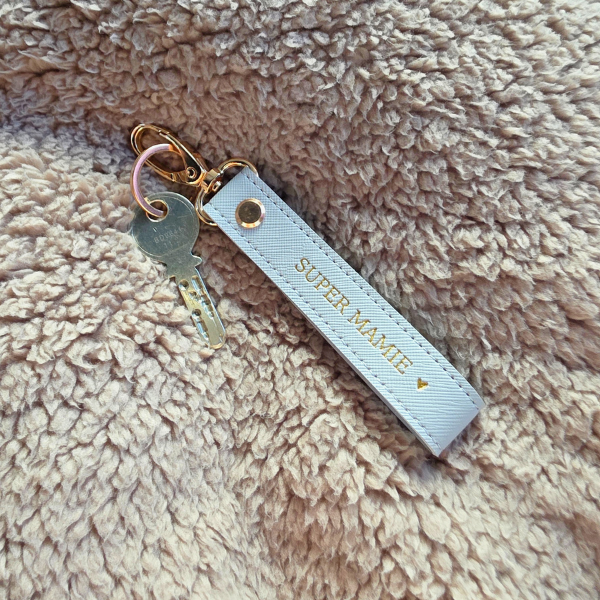 Porte-clés Lanière en simili cuir gris perle – Super Mamie