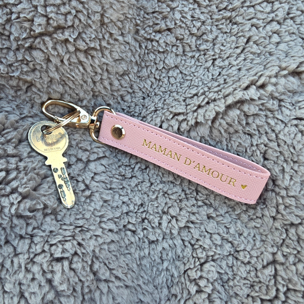 Porte-clés Lanière en simili cuir rose poudré – Maman d’amour